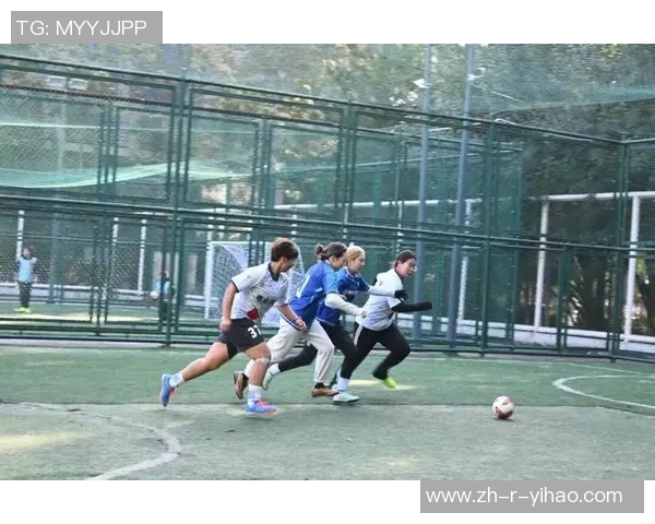 足球巨星暖心守护粉丝展现体育精神与人性光辉瞬间